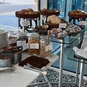 دلل نفسك وأحبائك ببوفيه فطور صباحي عالمي وشرقي في فندق بارك إن راديسون الدمام. مع مجموعة واسعة من الأطباق الطازجة والشهية التي ستجعل صباحك يبدأ بأفضل شكل مع خيارات متنوعة!.