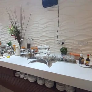 انتعاش الصباح في فندق ليان بارك الخبر مع فطور لذيذ. استمتع بتشكيلة متنوعة من الأطباق الشهية في أجواء ترحيبية. المكان المثالي لمشاركة اللحظات مع العائلة والأصدقاء.