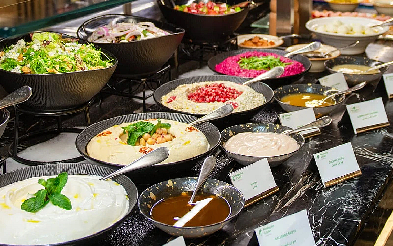 مع محطة طهي مباشر ومشروبات