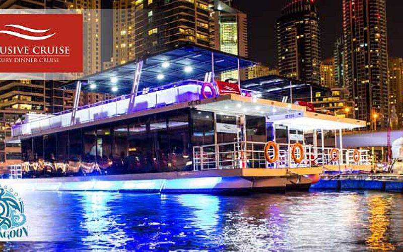 A moonlight cruise to admire the skyline 