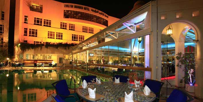 مشروب ساخن مع قطعة من الكيك جلسات خارجيه فندق كارلتون المعيبد كوبون صفقات