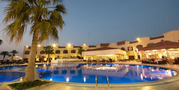 خصم 40 على بوفيه غداء في منتجع هوليداي إن نصف القمر كوبون