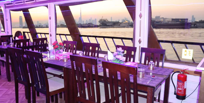 90 minutes of cruise along Dubai Water Canal